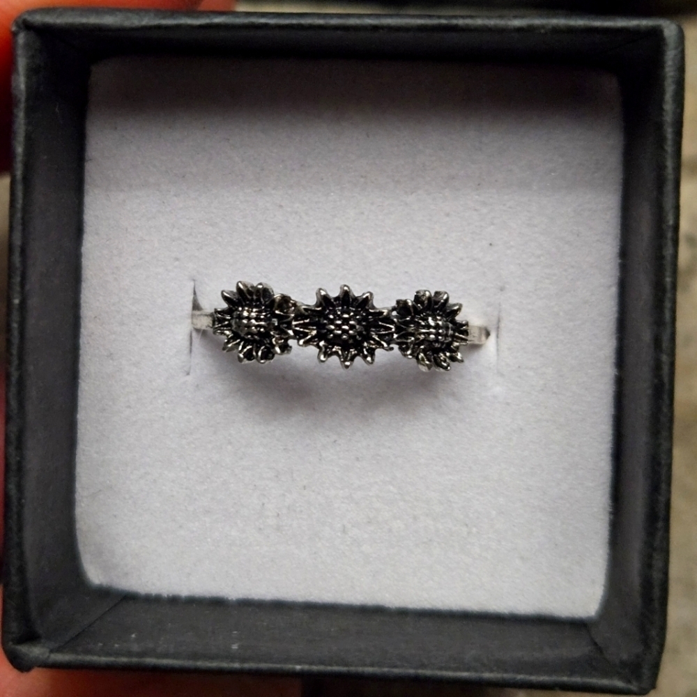 NWOT | Vintage | Women's Silver Coated Sunflower Ring | Size: 7.5 | Jewelry